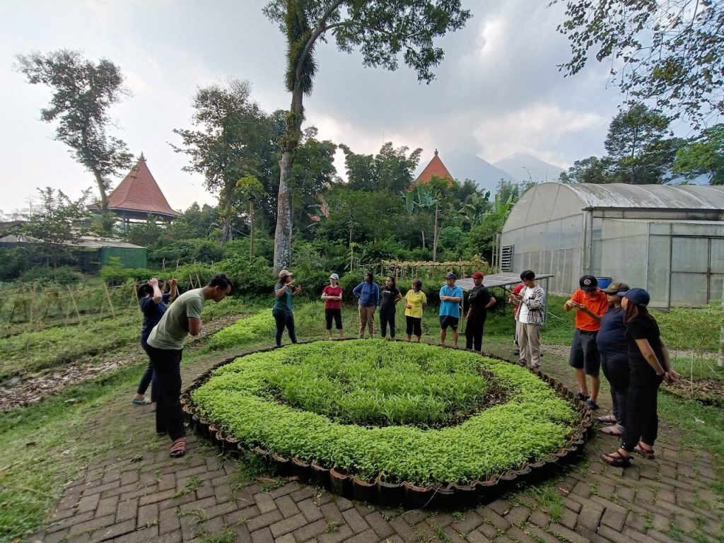 ‘Teachers Outing’ SMA Xin Zhong Surabaya di PPLH Seloliman