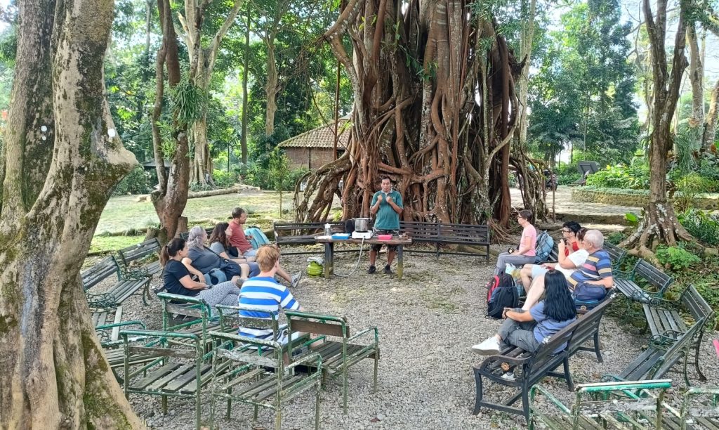 Ikuti Program di PPLH Seloliman, Wisatawan Asing Kenali Lingkungan Hingga Praktek Membuat Minuman Herbal