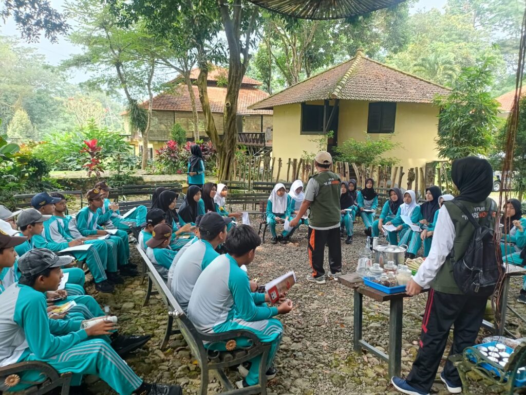 Edukasi Lingkungan dan Budaya, SMPN 1 Trawas Kunjungi PPLH Seloliman